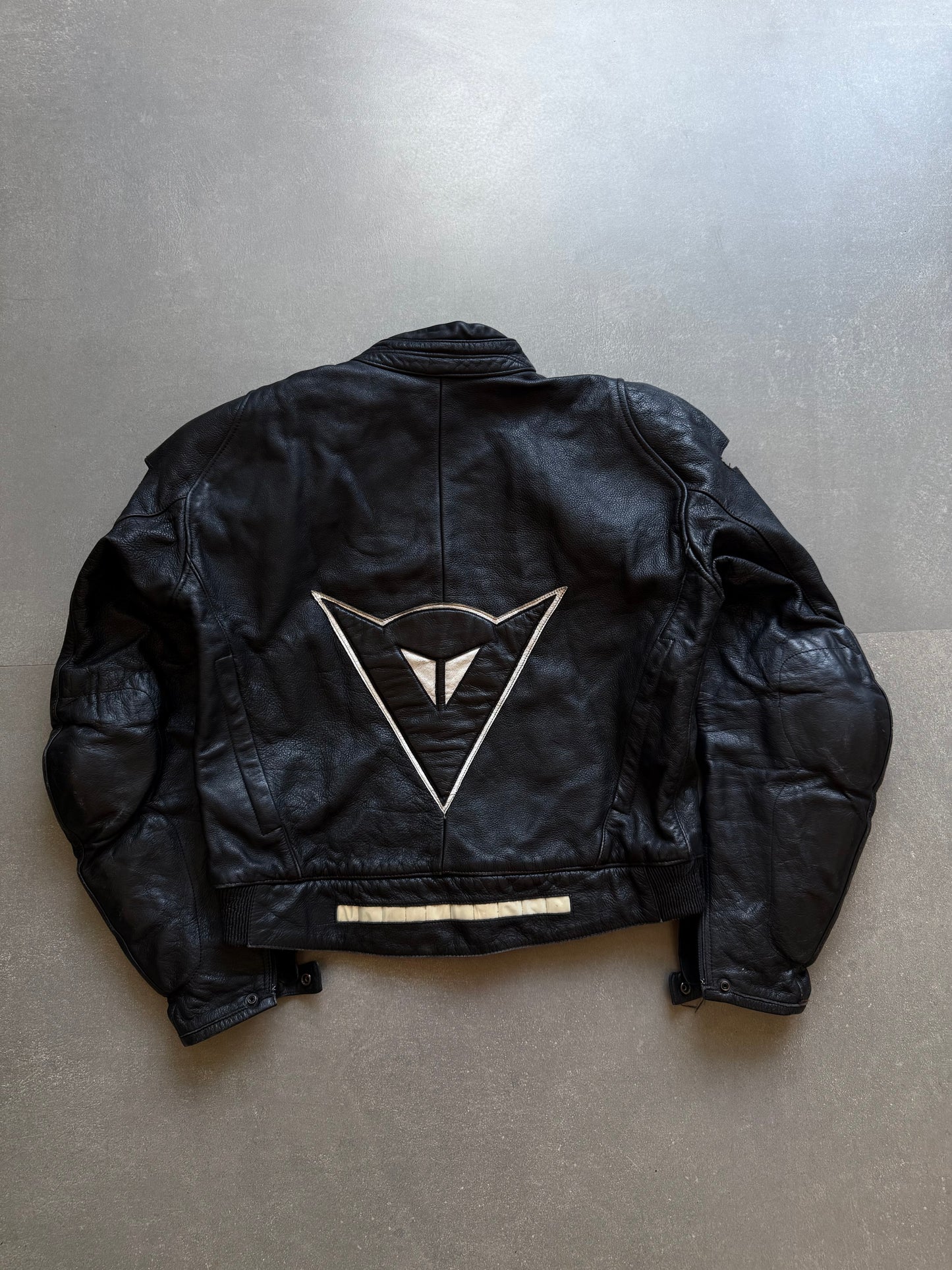 VINTAGE RARE DAINESE LEATHER BIKER JACKET
(Safety pads)