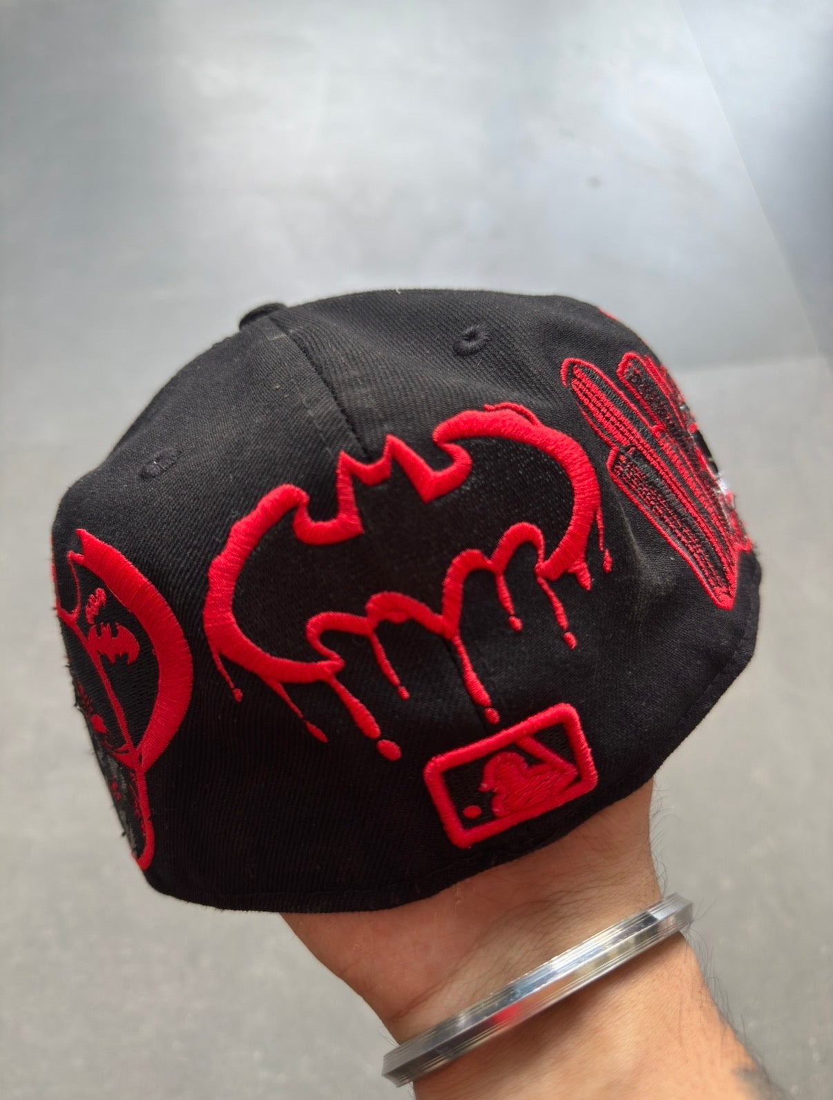 BATMAN EMBROIDERED FITTED CAP
