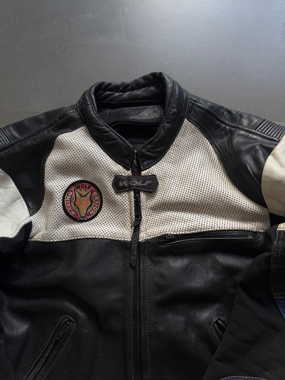 VINTAGE RARE WOLF LEATHER BIKER JACKET (Safety pads)