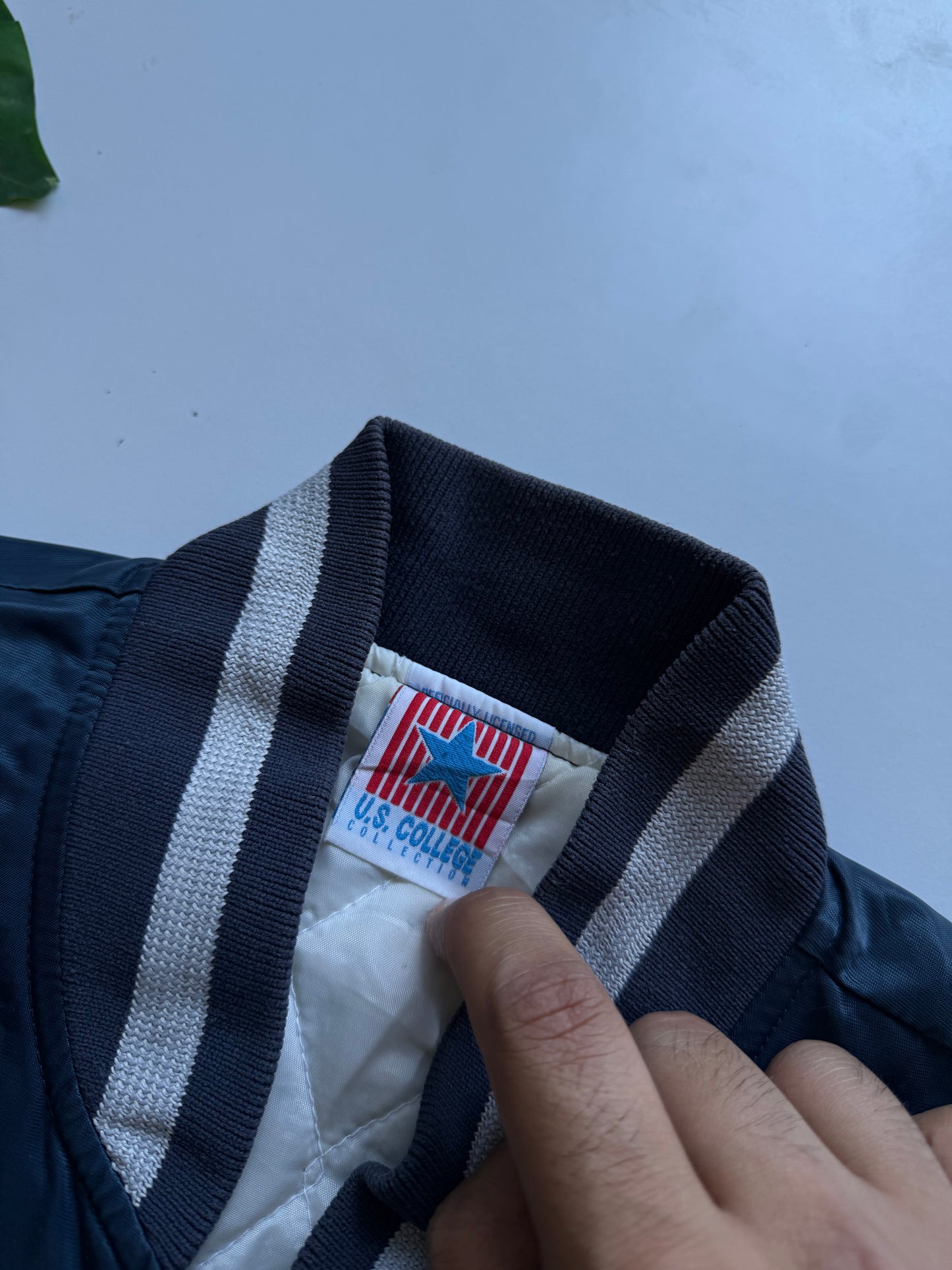 VINTAGE US COLLEGE HOYAS GEORGETOWN JACKET 
(Looks good)