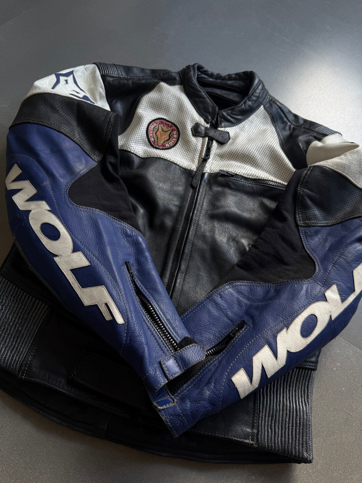 VINTAGE RARE WOLF LEATHER BIKER JACKET (Safety pads)