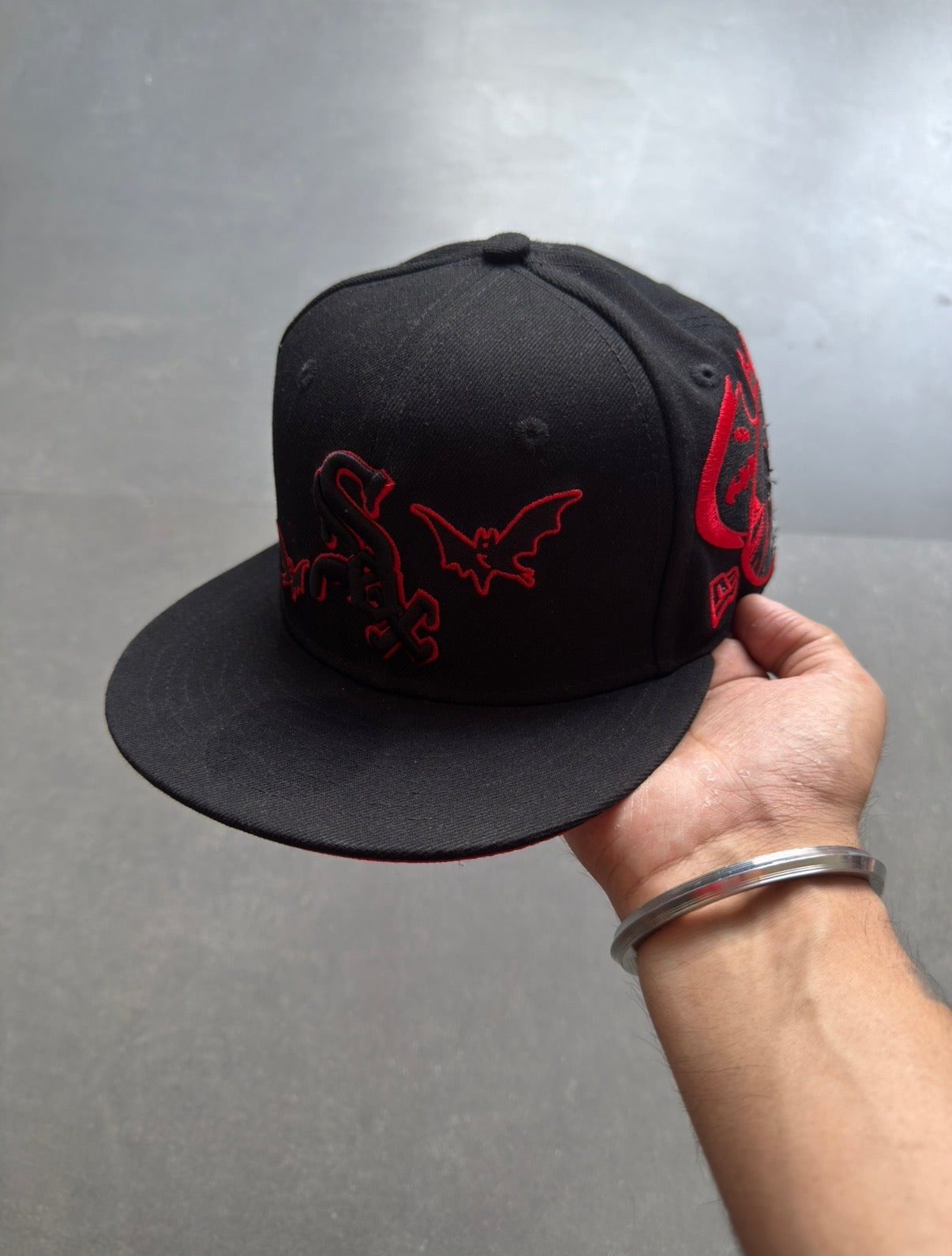 BATMAN EMBROIDERED FITTED CAP